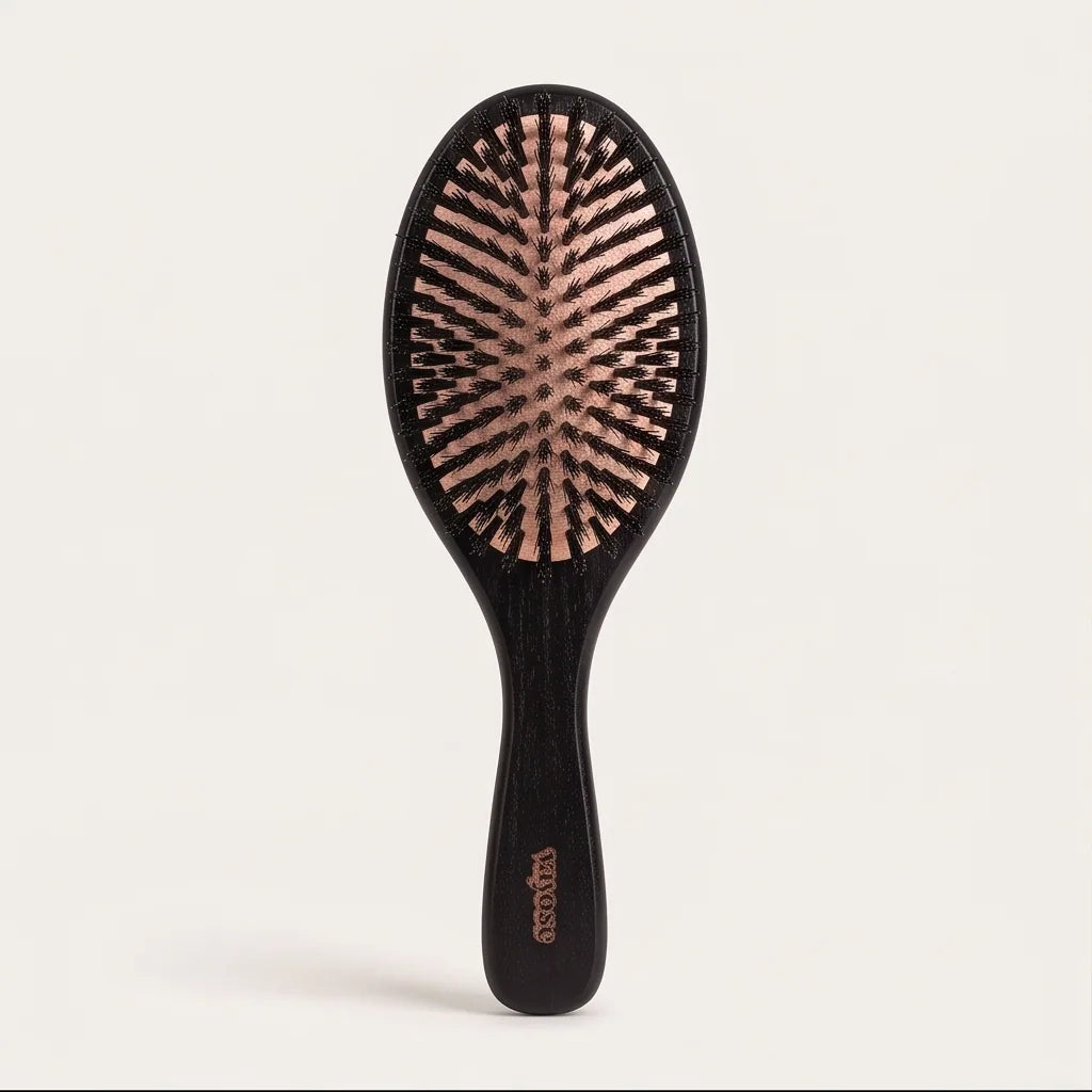 Des cheveux qui regraissent trop vite ? Simplifiez votre routine.
